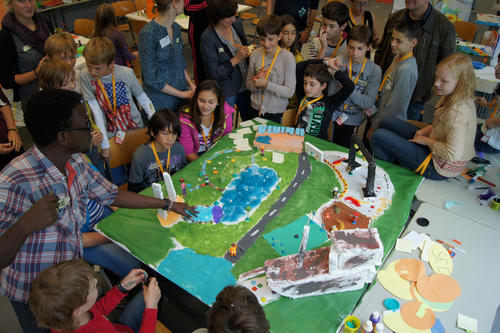 Bei der SchülerUni können Kinder und ihre Lehrer in die Rolle von Stadtplanern (wie auf dem Foto), Schauspielern oder Ingenieuren schlüpfen und lernen, was nachhaltig leben bedeutet.