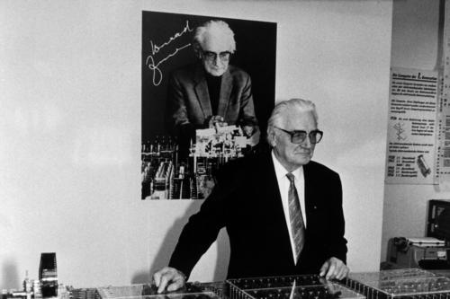 Der erste Computer und sein Erfinder: Konrad Zuse 1989 mit einem Nachbau im Berliner Museum für Verkehr und Technik.