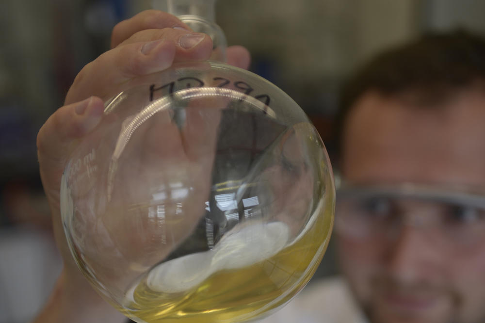 Hoffnung in goldgelb: Mathias Dimde, wissenschaftlicher Mitarbeiter im Team von Dirk Steinhilber und Professor Rainer Haag, schwenkt einen Glaskolben mit dendritischem Polyglycerin.