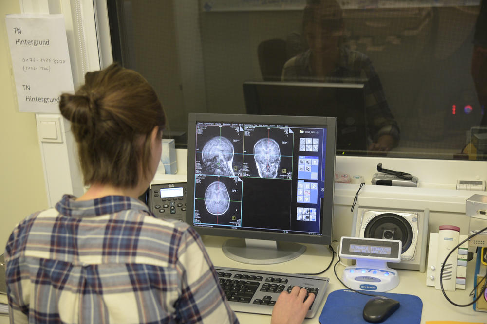 Einblicke: Das MRT-Scan zeigt Aufnahmen des Gehirns. Darauf lässt sich ablesen, welche Gehirnregionen beim Anschauen von Schrift oder Bildern aktiv sind.