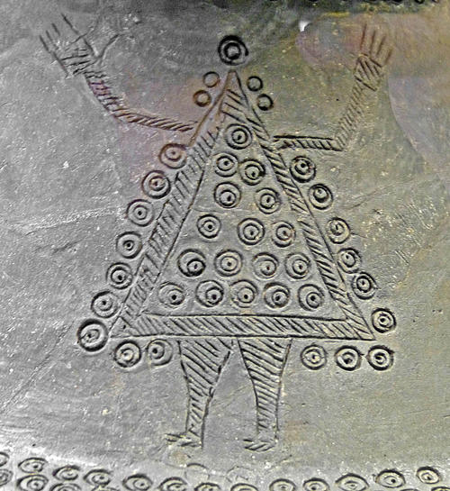 Darstellung einer Tänzerin in reicher Tracht auf einem Gefäß aus dem Gräberfeld von Sopron-Burgstall in Ungarn. Das Gefäß befindet sich im Naturhistorischen Museum in Wien.