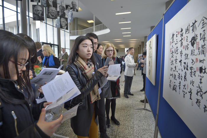 Anlässlich der Jubiläumsfeier zeigte das Konfuzius-Institut im Henry-Ford-Bau die Kalligrafie-Ausstellung „Der Geist der Peking-Universität“.