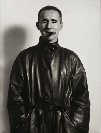 Mit Ledermantel und Zigarre – Bertolt Brecht inszenierte sich in den 1920er Jahren für Fotoaufnahmen in einem Augsburger Atelier.
