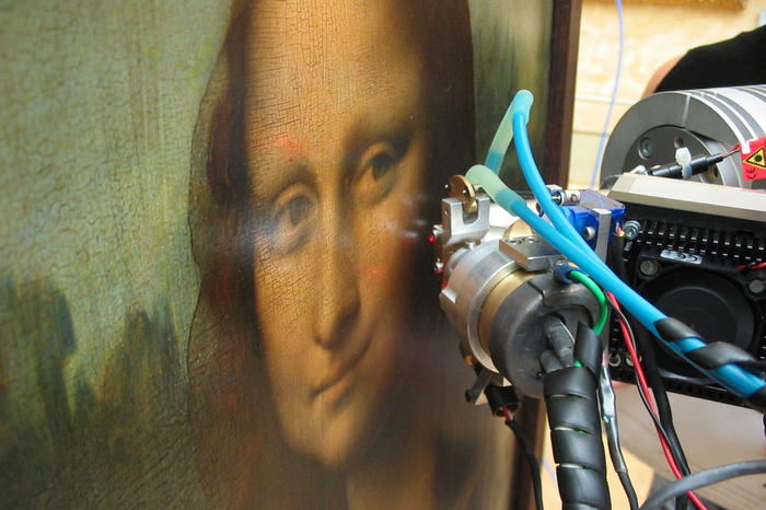 Intensiver Blick auf die Mona Lisa: Das Spektrometer misst die Röntgen-Fluoreszenz. So lassen sich Farben und deren Pigmente untersuchen, was Rückschlüsse auf die Epoche erlaubt, in der ein Kunstwerk entstanden ist.