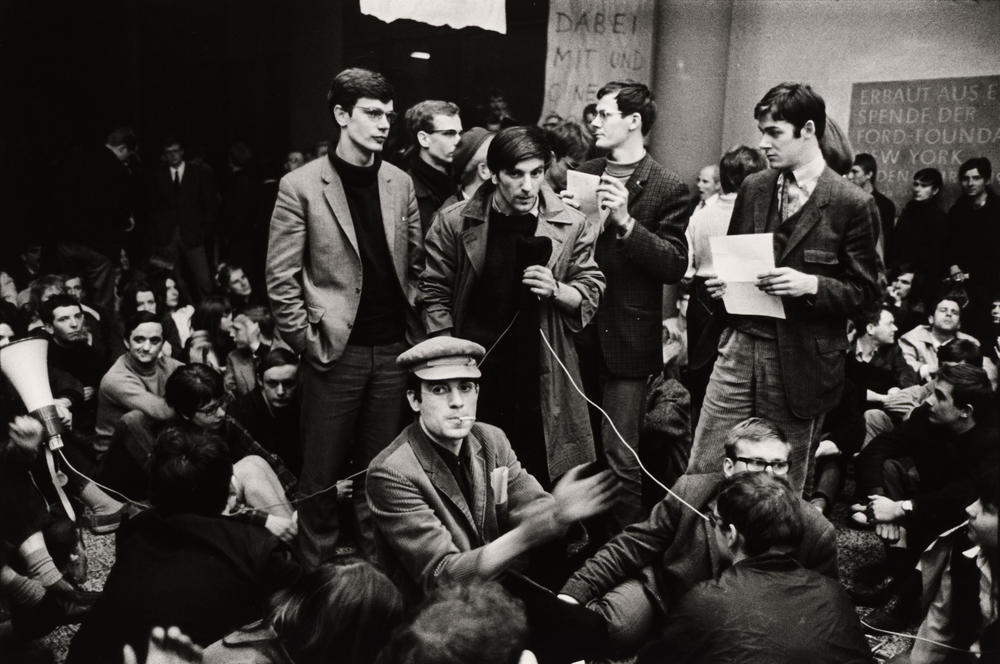 Bei einem Sit-in am 19. und 20. April 1967 im Foyer des Henry-Ford-Baus werden hochschulpolitische Fragen diskutiert. Knut Nevermann steht links neben Rudi Dutschke.