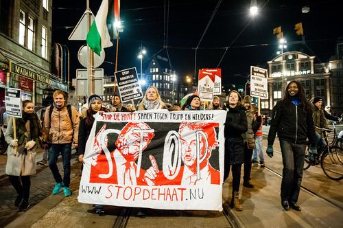 Zum Amtsantritt des US-amerikanischen Präsidenten Donald Trump am 20. Januar warnten mit einem Protestmarsch in Amsterdam Tausende vor einer Wahl der Partei des Rechtspopulisten Geert Wilders bei der bevorstehenden Parlamentswahl in den Niederlanden.