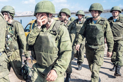 Verborgene Identität: Im März 2014 besetzten russische Truppen im Zuge der Annexion der ukrainischen Halbinsel Krim eine Kaserne in dem Land. Die Soldaten trugen keine Hoheitszeichen, und der Kreml leugnete deren russische Herkunft.