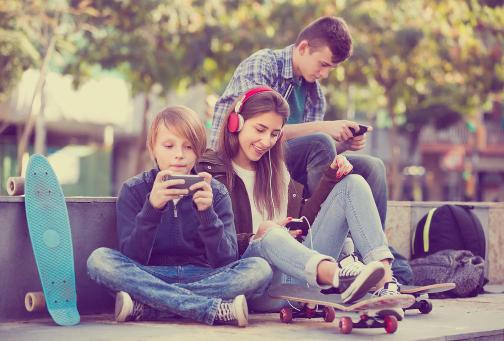 Nicht ohne mein Smartphone: Digitalisierung hat unsere Kommunikation stark verändert. Am Deutschen Internet-Institut wollen Forscherinnen & Forscher von Berliner u. Brandenburger Wissenschaftseinrichtungen gemeinsam die Risiken & Chancen untersuchen.