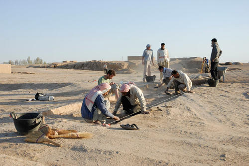 Grabungsanfang in einem neu angelegten Schnitt: Syrische und deutsche Mitarbeiterinnen und Mitarbeiter arbeiten gemeinsam.