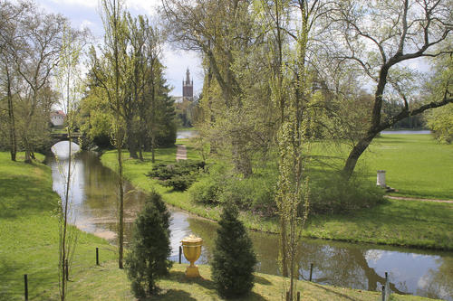 The 18th-century Garden Kingdom of Dessau-Wörlitz (Dessau-Wörlitzer Gartenreich) offers an example of a historic garden. Shown here are the views from the urn to the synagogue, St. Peter’s Church, and the “Warning Altar” (Warnungsaltar).