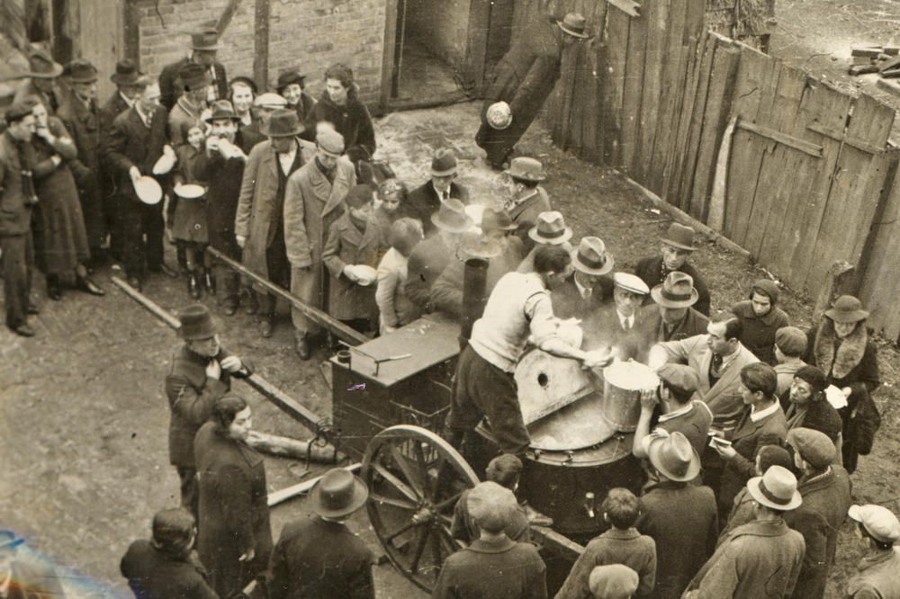 Mobile Suppenküche 1938 in Zbaszyn: Die Bevölkerung wurde in polnisch-jüdischen und jiddischen Zeitungen aufgerufen, Lebensmittel, Sachgegenstände und Geld für die ausgewiesenen Juden zu spenden.