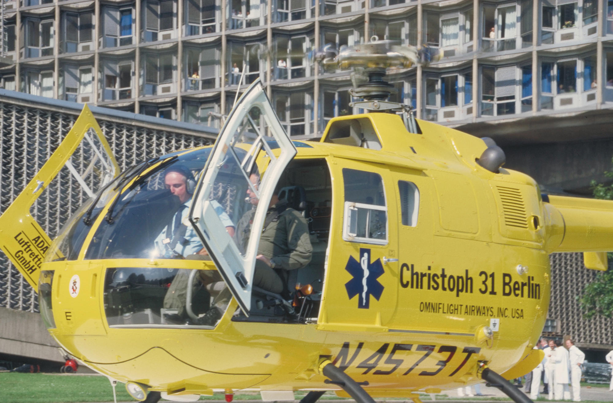Einsatz für die Patienten: Der Rettungshubschrauber Christoph 31 durfte ab 1987 in der geteilten Stadt nur mit US-Amerikanern am Steuer starten