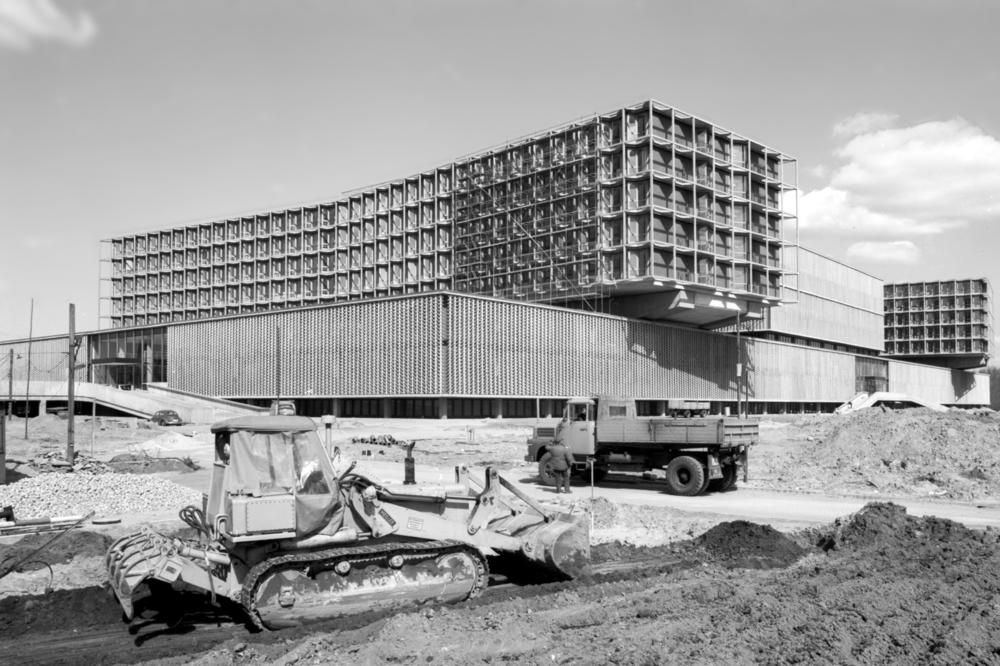 Betonkoloss für die Medizin: Bei den Entwürfen für den Neubau arbeiteten die Architekten eng mit Ärzten zusammen. Das Uni- Krankenhaus nach amerikanischem Vorbild vereint Kliniken, Hörsäle und Institute unter einem Dach.