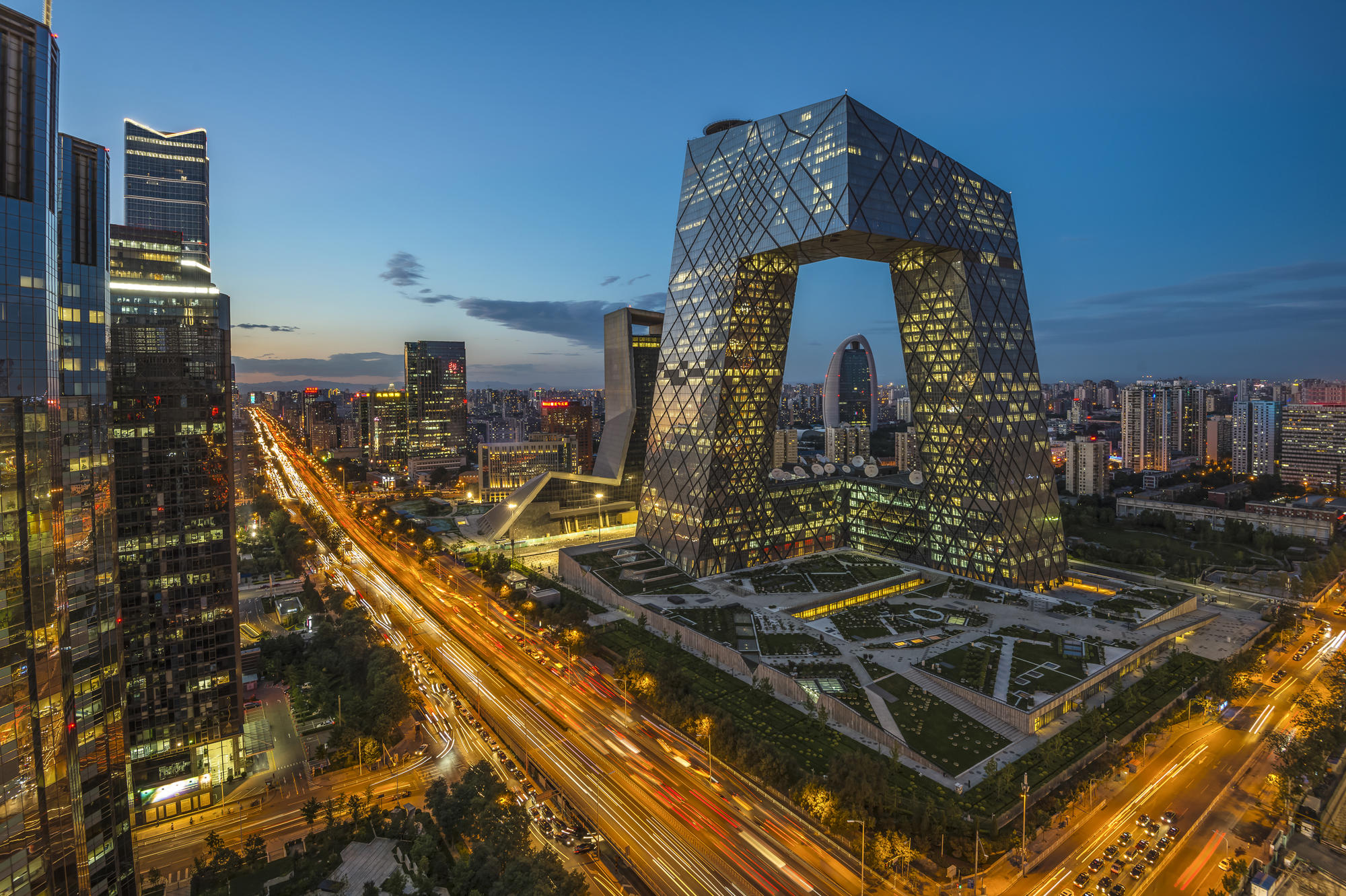 Mega-Citys wie Peking stellen Stadtplaner vor Herausforderungen. Hier im Vordergrund der Neubau für die Sendezentrale des staatlichen Fernsehens.