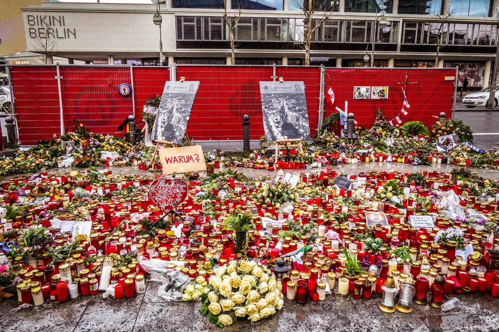 Trauer um die Opfer: Am 19. Dezember 2016 rast der Tunesier Anis Amri mit einem Lastwagen in eine Budengasse des Weihnachtsmarktes an der Gedächtniskirche. Zwölf Menschen verlieren ihr Leben, 55 werden verletzt.
