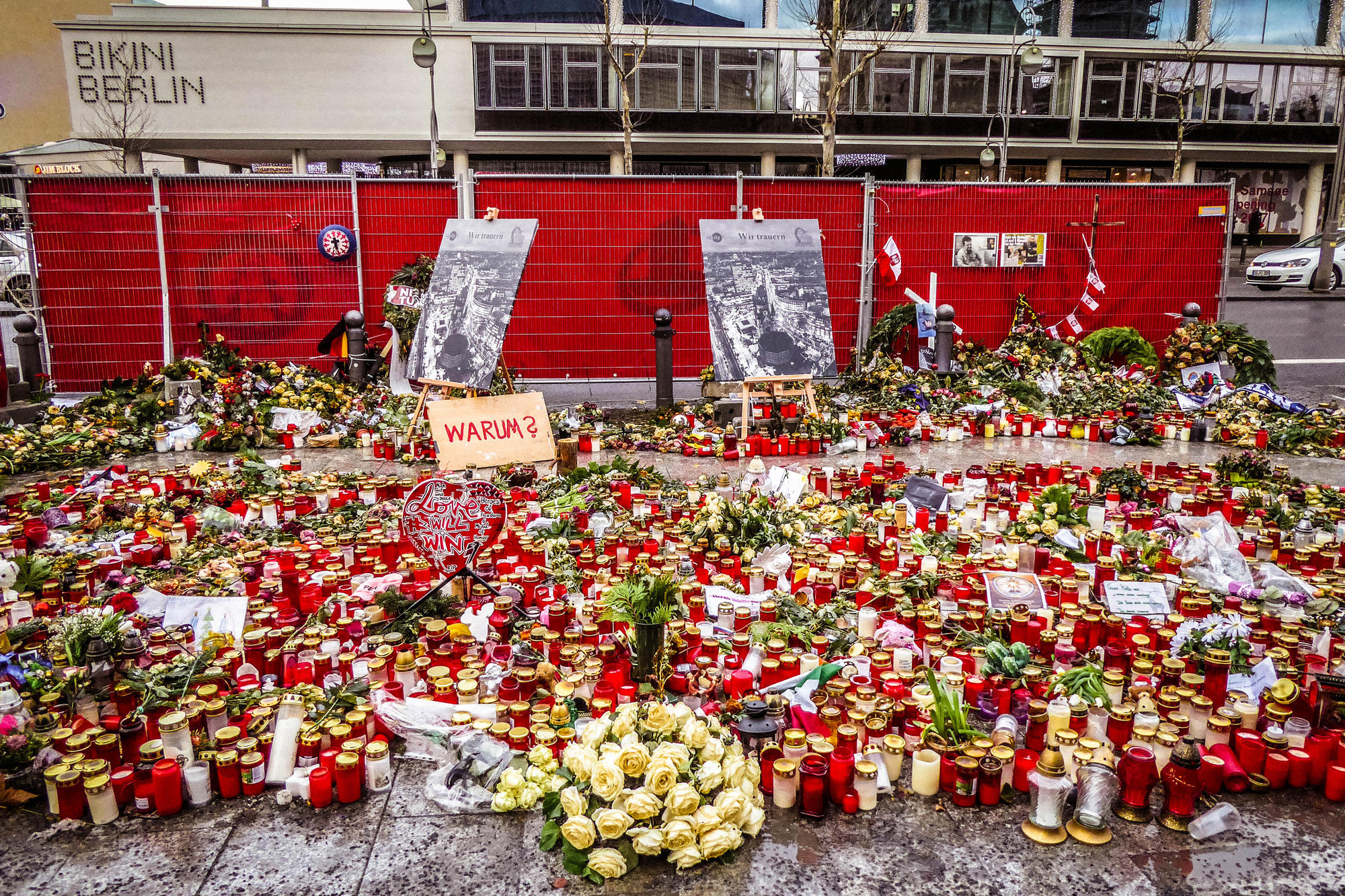 Trauer um die Opfer: Am 19. Dezember 2016 rast der Tunesier Anis Amri mit einem Lastwagen in eine Budengasse des Weihnachtsmarktes an der Gedächtniskirche. Zwölf Menschen verlieren ihr Leben, 55 werden verletzt.