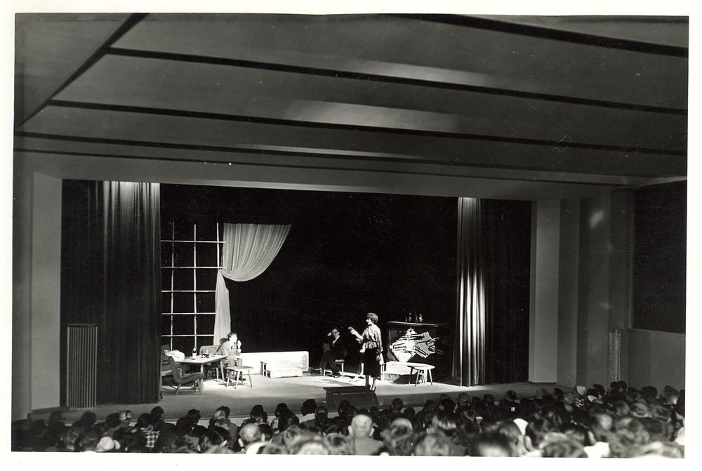 Gottfried Benn, „Die Stimme hinter dem Vorhang“. Eröffnungsvorstellung des Theatersaals (heute Hörsaal A) des Henry-Ford-Baus am 19. Juni 1954.