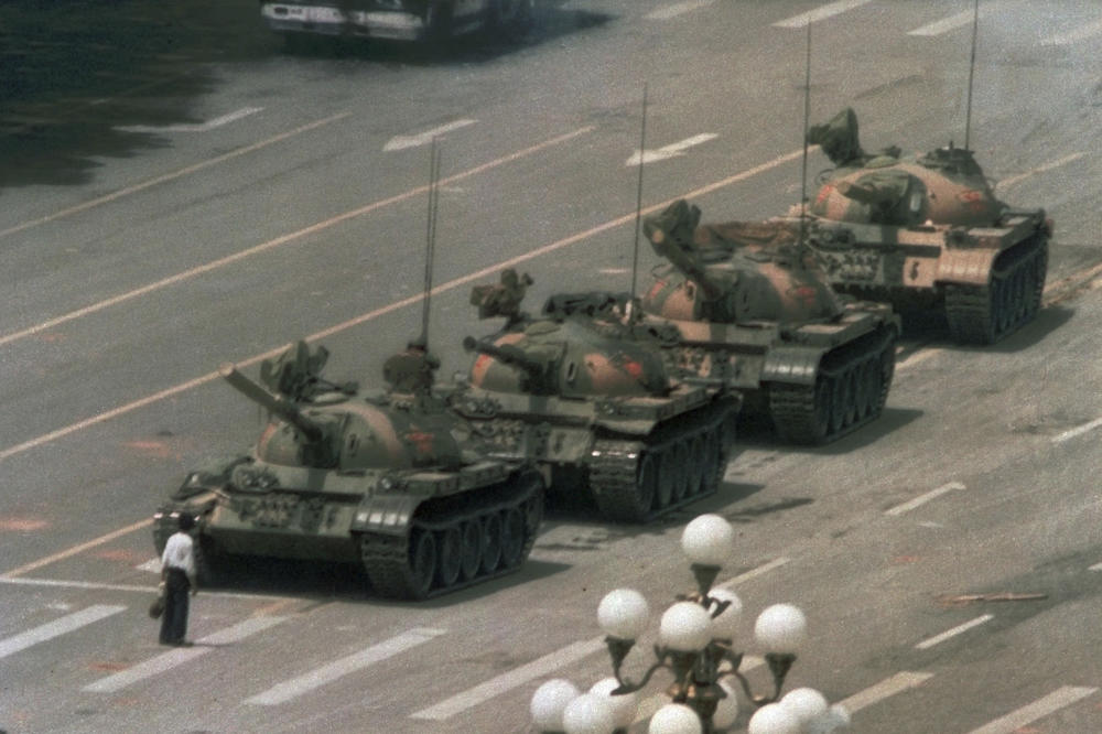 Ein chinesischer Demonstrant versucht, allein eine Panzer-Kolonne aufzuhalten, die vom Tian’anmen-Platz über den Changan-Boulevard rollt.