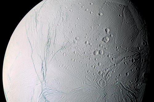 Eismond mit heißem Kern: Bis zu 30 Kilometer dick ist die Eisschicht des Saturnmondes – und dennoch gilt Enceladus bei der Suche nach außerirdischem Leben in unserem Sonnensystem als besonders aussichtsreich.