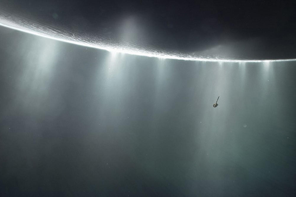 Sprühnebel: Die Zeichnung verdeutlicht, wie die Raumsonde Cassini die Wasserdampffontänen an Enceladus’ Südpol durchquert.
