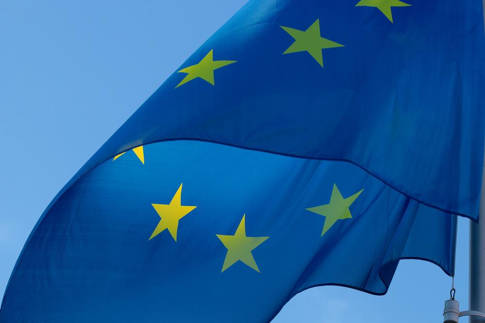 Die europäische Flagge im Wind. Nahaufnahme
