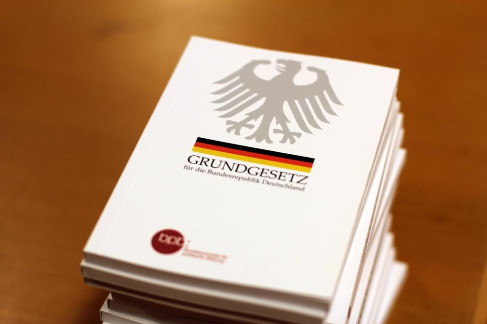 Gründung der Bundesrepublik Deutschland: Im Gebäude der Pädagogischen Hochschule Bonn wird am 23. Mai 1949 das Grundgesetz unterzeichnet, das die Mitglieder des Parlamentarischen Rates am 8.Mai 1949 verabschiedet hatten.