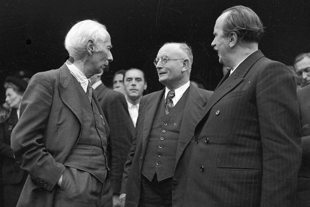 Fritz Erhard (r.) mit dem Präsidenten des Landtags von Württemberg-Hohenzollern Karl Gengler (CDU) und dem FDP-Politiker Theodor Heuss (l.) bei der Abschlussveranstaltung des Parlamentarischen Rates in Bonn am 23. Mai 1949.