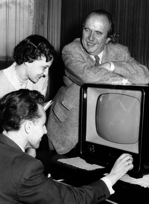 Flimmerkiste als Gewinn: Der Intendant des Süddeutschen Rundfunks, Fritz Eberhard (rechts im Bild), überreicht am 1. November 1954 im Funkhaus in Stuttgart Vinzenz Stiller und dessen Frau ein Fernsehgerät.