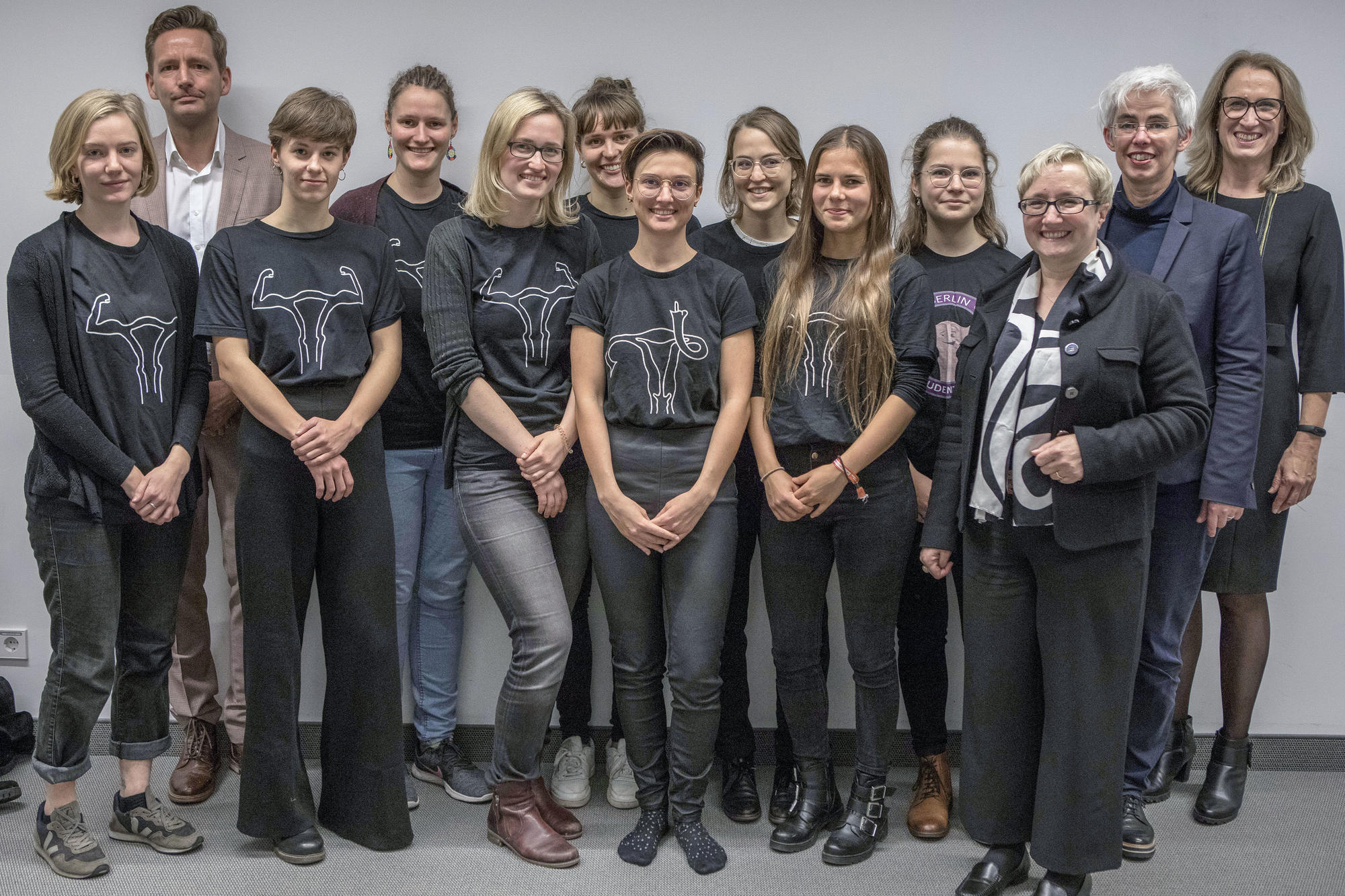 Bei der Preisverleihung: (hinten) Martin Lücke, Paula Kurz, Caroline Gabrysch, Alicia Baier, Zoe Kapl, Ulle Schauws, Heike Pantelmann: Vorne: Theresa Bauer, Lisa Wernicke, Leonie Kühn, Amelie Kolandt, Ronja Reckmann und Verena Blechinger-Talcott.