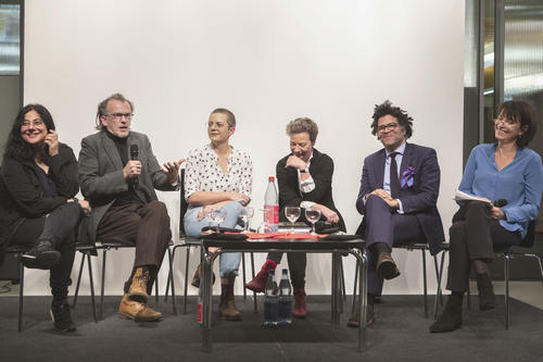 Wer darf Literatur?“ fragte das Podium (v. l. n. r.): Lütfiye Güzel, Stephan Porombka, Lea Schneider, Eva Geulen, IjomaMangold und Jutta Müller-Tamm.