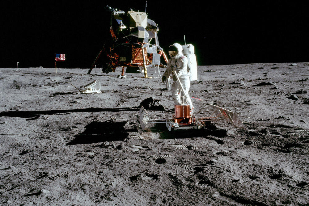 Mann auf dem Mond: Astronaut Buzz Aldrin hat einen Laserreflektor und ein Seismometer auf der Mondoberfläche aufgestellt. Im Hintergrund sind die Mondlandefähre und die amerikanische Flagge zu sehen. Das Bild entstand bei der Apollo-11-Mission 1969.
