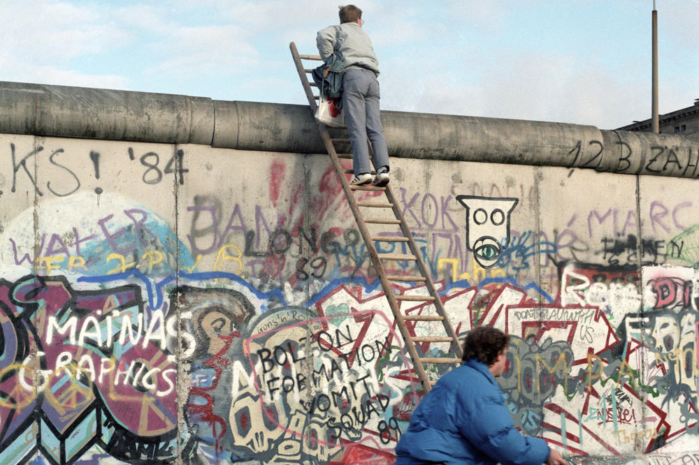 Blick auf die andere Seite. An der Berliner Mauer im April 1990, kurz nach den ersten freien Wahlen in der DDR.