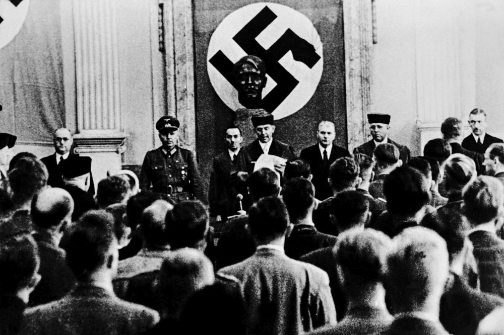 Volksgerichtshof Berlin, 6. August 1944. Roland Freisler, Präsident des Volksgerichtshofes, verliest das Urteil gegen die Mitglieder des Kreisauer Kreises nach deren Attentat auf Hitler am 20. Juli 1944.