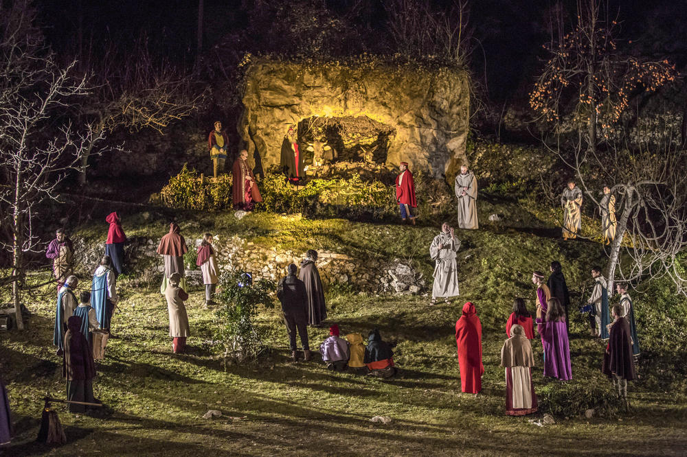 Aufführung des Krippenspiels im italienischen Greccio. An diesem Ort wurde das weihnachtliche Schauspiel erfunden.