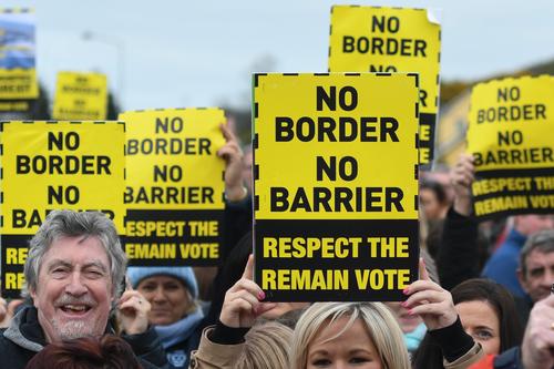 Bürger der nordirischen Gemeinden, die an die Republik Irland angrenzen, protestieren im März 2019 in Carrickcarnon gegen einschneidende Veränderungen im Zuge der Brexit-Verhandlungen zwischen Großbritannien und der Europäischen Union.