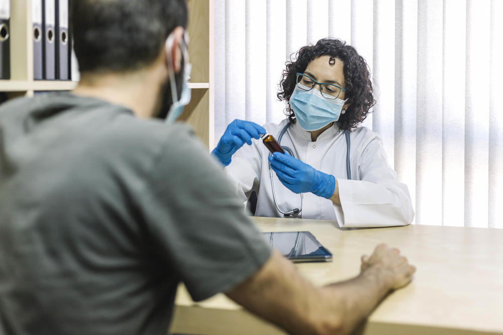 Sachverhalte verständlich machen. Die überlegte Wortwahl beim Überbringen einer Diagnose kann die Kommunikation verbessern.