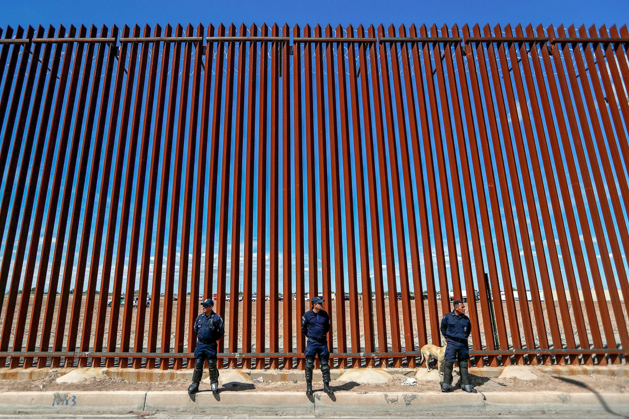 Liberalismus in Bedrängnis. Etwa wenn Populisten Grenzen schärfer ziehen, wie Donald Trump zwischen Mexiko und Kalifornien. Das Bild zeigt den von Polizisten bewachten Grenzzaun.