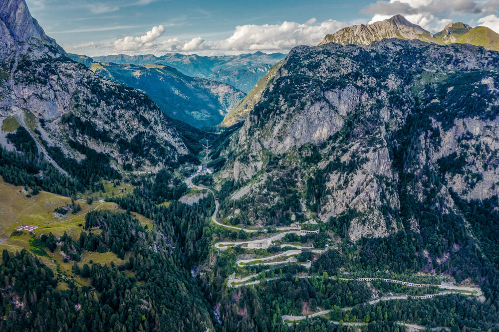 Imposant umwölbt. Der Plöckenpass (1357 Meter über dem Meeresspiegel), ist eine Passstraße in den Karnischen Alpen; sie verbindet das österreichische Kötschach-Mauthen im Gailtal mit dem italienischen Timau im Friaul.