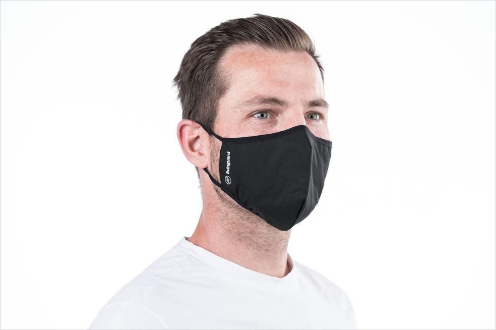 Gesichtsmasken können Tröpfchen zurückhalten, die beim Ausatmen, Husten und Niesen entstehen.