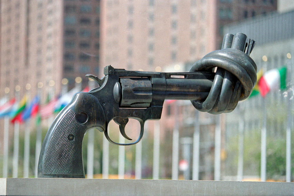 Symbol gegen Gewalt. Die Plastik, ein Geschenk Luxemburgs an die Vereinten Nationen, vor dem Hauptgebäude in New York.