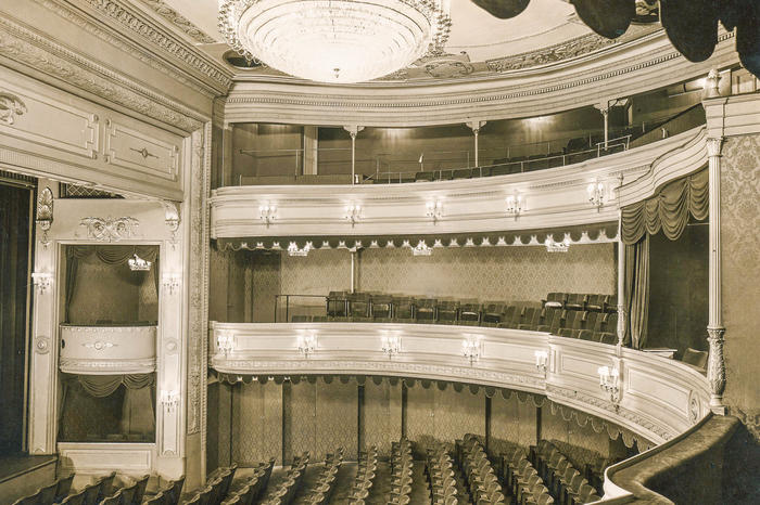 Politische Zustände und Lebenswirklichkeiten sind auch in der Architektur verewigt – wie hier im klassizistischen Deutschen Theater Berlin, das Architekt Eduard Titz Mitte des 19. Jahrhunderts schuf.