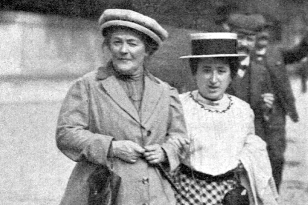 Seite an Seite: Rosa Luxemburg (re.) im April 1915 mit der Frauenrechtlerin Clara Zetkin (1857–1933). Clara Zetkin hatte 1911 den ersten Internationalen Frauentag organisiert. Dieser findet seit 100 Jahren am 8. März statt.