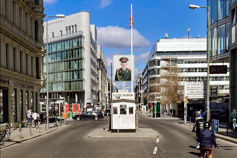 Ohne Originale: Am ehemaligen Checkpoint Charlie steht heute eine Nachbildung der ersten Grenzbaracke; die letzte Kontrollbaracke, die beim Außenministertreffen im Juni 1990 symbolisch abgebaut wurde, wird im Alliierten Museum aufbewahrt.