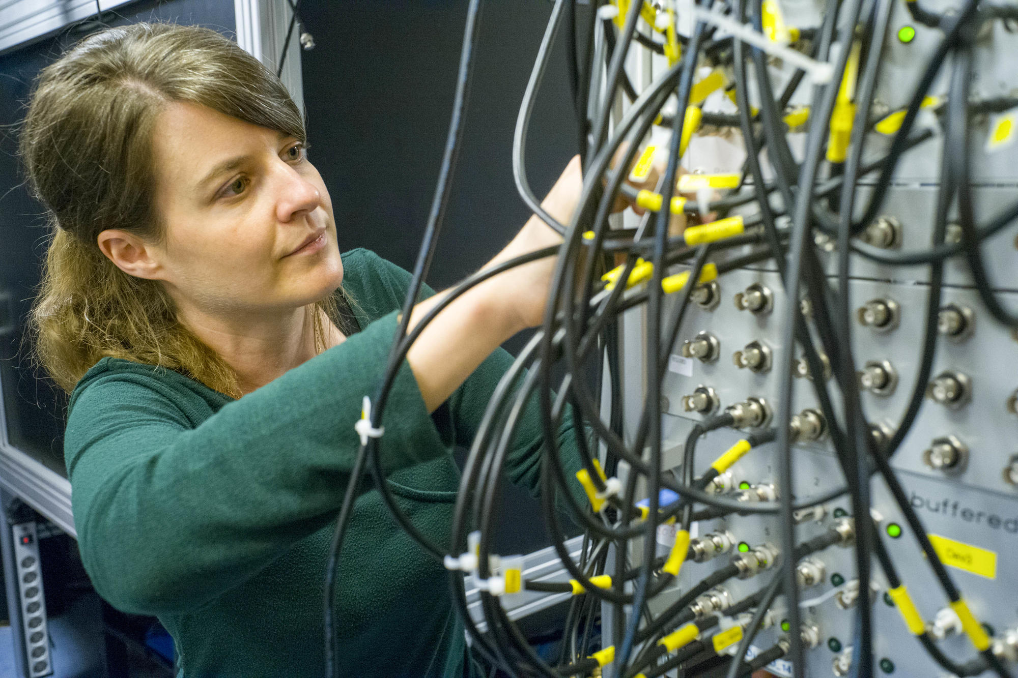 Zeitliche Steuerung eines Experiments. Verschiedene elektrische Signale werden an einzelne Geräte gesendet. Sie bewirken, dass alle Schritte mit höchster Genauigkeit zur richtigen Zeit ausgeführt werden.
