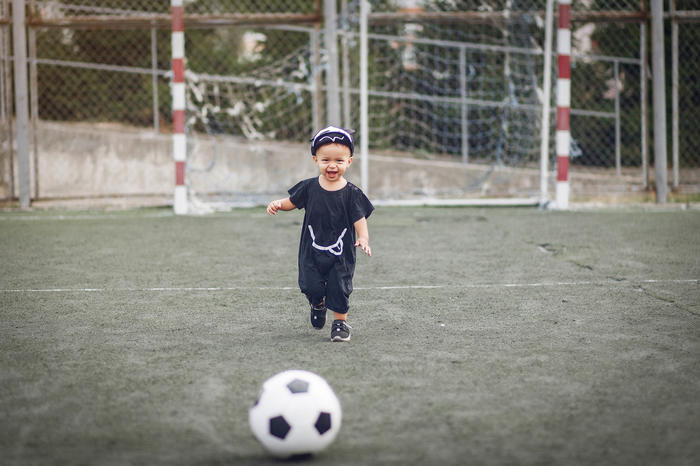 Hilfsbereit oder bereit zum Spiel? Bei Kleinkindern ist noch nicht hinreichend erforscht, welches Motiv sie leitet, wenn sie beispielsweise Erwachsenen einen Ball reichen.