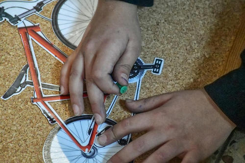 Auf verschiedenen Wegen ein Thema bearbeiten und Fachbegriffe erlernen an einem Fahrrad aus Papier.