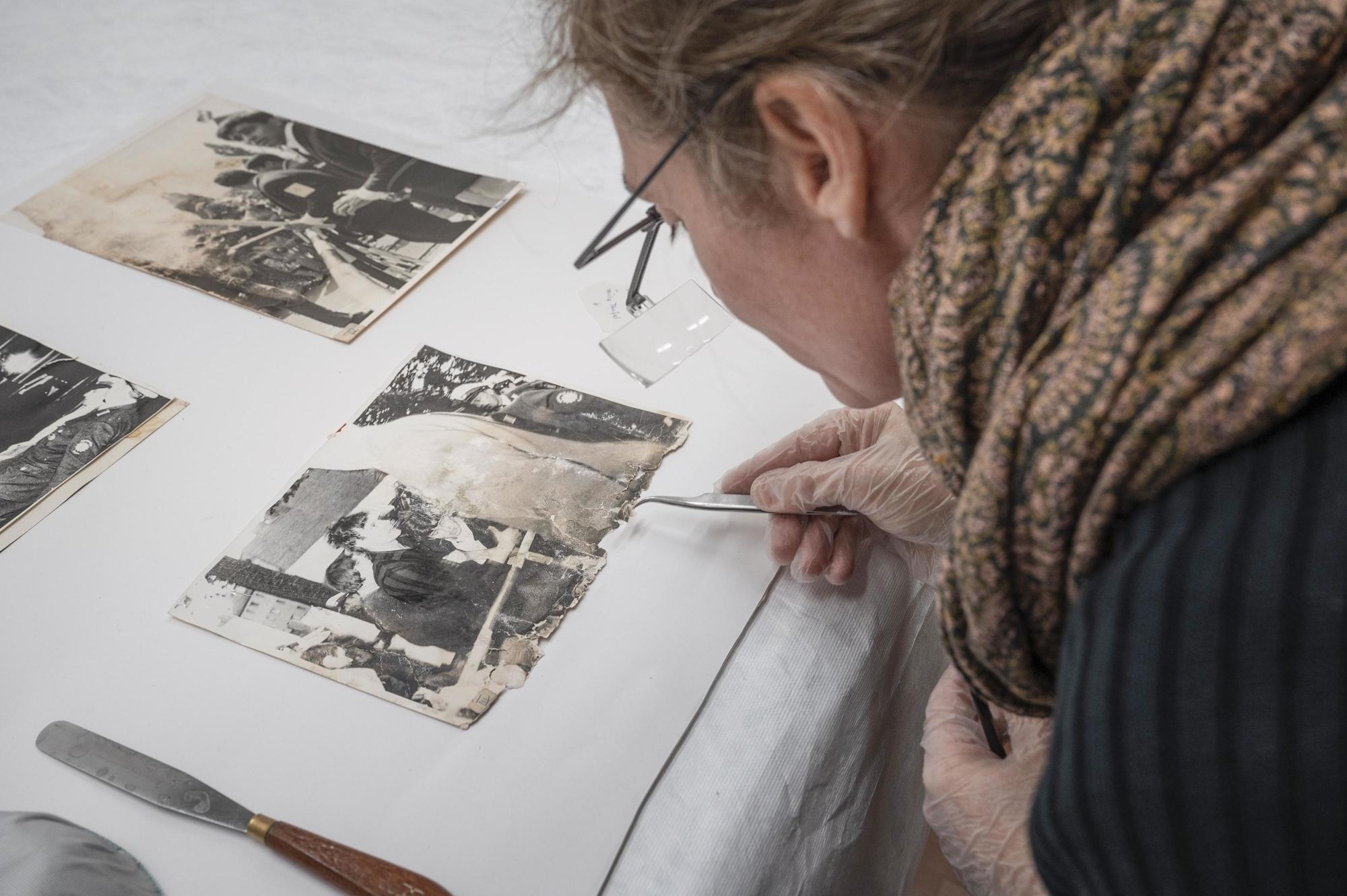 Mit der Pinzette am Werk. Fotorestauratorin Stefanie Pfeifer. Ziel ist es, die Aufnahmen zu digitalisieren, um sie Interessierten zugänglich zu machen.