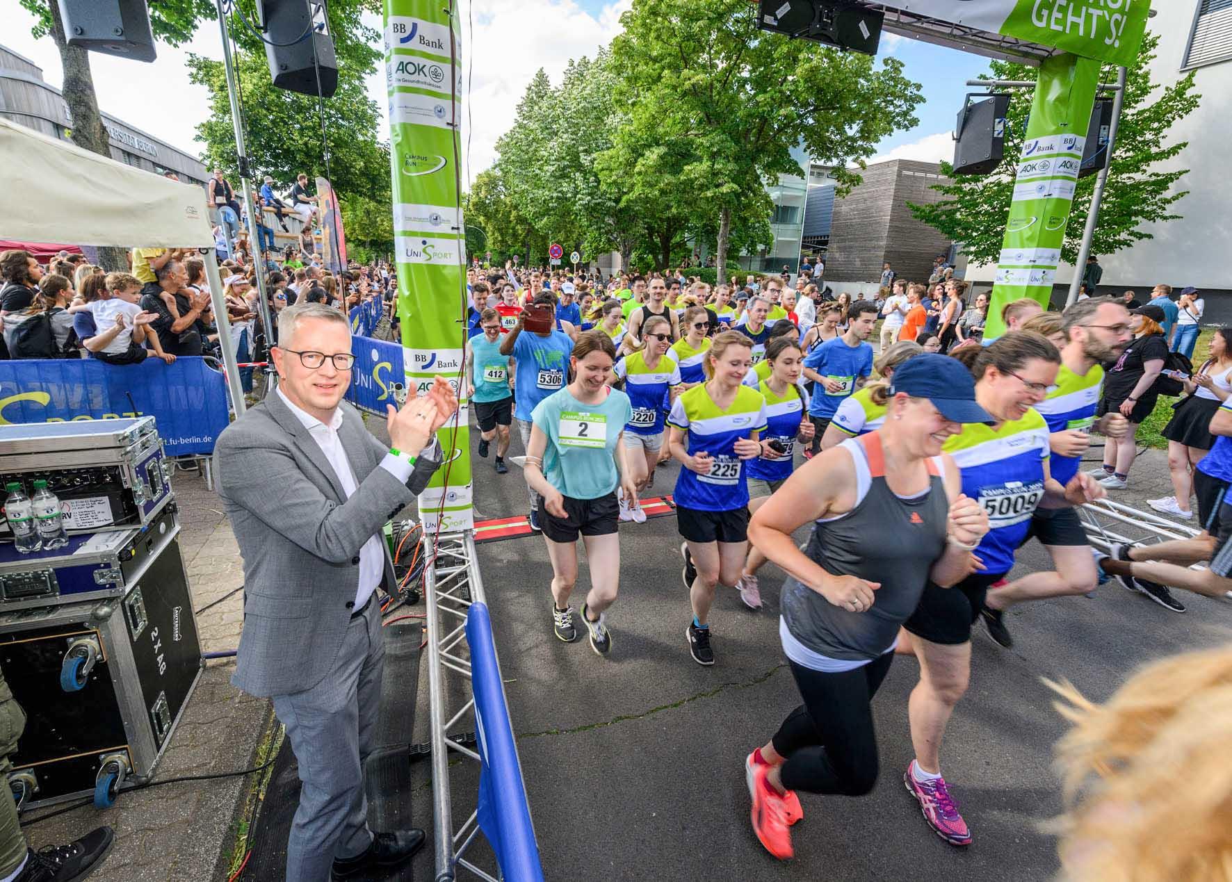 Universitätspräsident Günter M. Ziegler mit Läuferinnen und Läufern am Startpunkt des Campus Run