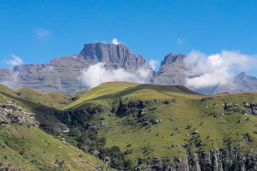Der etwa 3500 Meter hohe Drakensberg – Drachenberg – besteht aus überwiegend basaltischen Gesteinen. Dort untersucht das Forschungsteam fossile Überreste von Fischen und Schnecken – was zu neuen Erkenntnissen über die letzte Eiszeit führt.