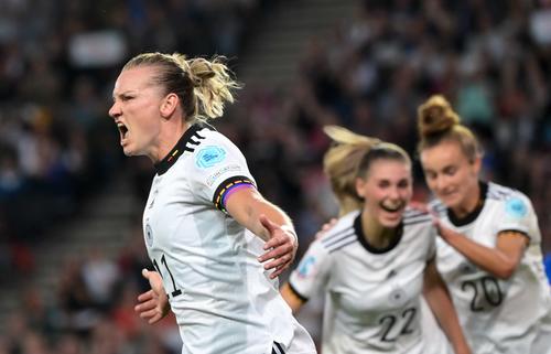 Die deutsche Nationalspielerin Alexandra Popp jubelt auf dem Spielfeld.